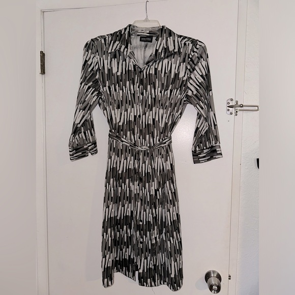 Black/gray printed button down polyester/spandex fitted with belt dress - Picture 1 of 3